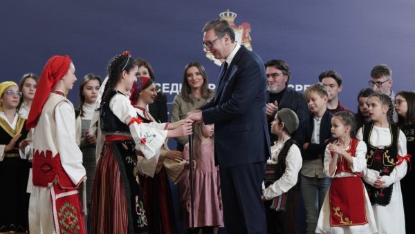 ВУЧИЋ УНЕО БАДЊАК У ПРЕДСЕДНИШТВО, ПА УГОСТИО СРПСКУ ДЕЦУ ИЗ МАКЕДОНИЈЕ: Срећан Божић свима, посебно нашем страдалном народу на КиМ (ВИДЕО) ВУЧИЋ УНЕО БАДЊАК У ПРЕДСЕДНИШТВО, ПА УГОСТИО СРПСКУ ДЕЦУ ИЗ МАКЕДОНИЈЕ: Срећан Божић свима, посебно нашем страдалном народу на КиМ (ВИДЕО)