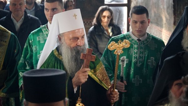 МОЛИМО СЕ ЗА МИР: Патријарх Порфирије служио, данас на Бадњи дан, свету литургију у манастиру Грачаница МОЛИМО СЕ ЗА МИР: Патријарх Порфирије служио, данас на Бадњи дан, свету литургију у манастиру Грачаница