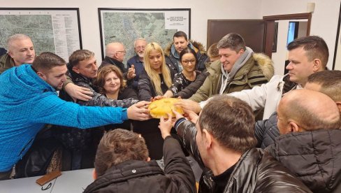 У ДУХУ ТРАДИЦИЈЕ: Бадњак унет у зграду Општине Параћин (ФОТО) У ДУХУ ТРАДИЦИЈЕ: Бадњак унет у зграду Општине Параћин (ФОТО)