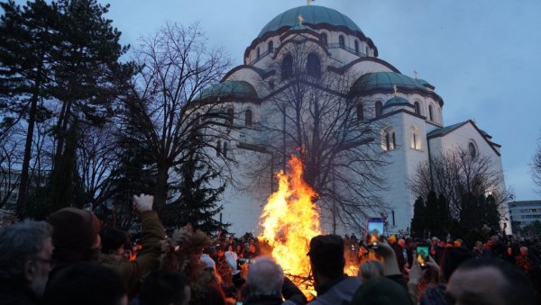 ДИВНЕ СЛИКЕ ПРЕД ХРАМОМ: Београђани се окупили да наложе бадњаке (ФОТО/ВИДЕО) ДИВНЕ СЛИКЕ ПРЕД ХРАМОМ: Београђани се окупили да наложе бадњаке (ФОТО/ВИДЕО)
