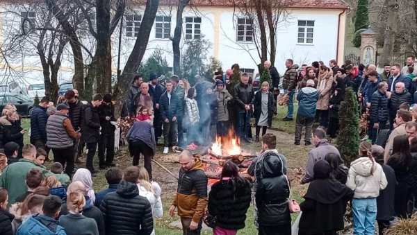 ПУНО ЗДРАВЉА, СРЕЋЕ И СЛОГЕ: У Фрушкогорском манастиру Велика Ремета обележен Бадњи дан ПУНО ЗДРАВЉА, СРЕЋЕ И СЛОГЕ: У Фрушкогорском манастиру Велика Ремета обележен Бадњи дан