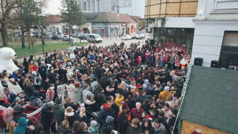 PODELJENO 1.000 PAKETIĆA: „Božićna čarolija – vreme darivanja“ u Kuli PODELJENO 1.000 PAKETIĆA: „Božićna čarolija – vreme darivanja“ u Kuli