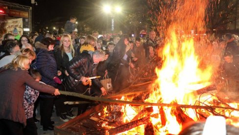 PROSLAVA BADNJE VEČERI: U Smederevu više od hiljadu vernika na tradicionalnom paljenju badnjaka (FOTO) PROSLAVA BADNJE VEČERI: U Smederevu više od hiljadu vernika na tradicionalnom paljenju badnjaka (FOTO)