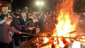 PROSLAVA BADNJE VEČERI: U Smederevu više od hiljadu vernika na tradicionalnom paljenju badnjaka (FOTO)