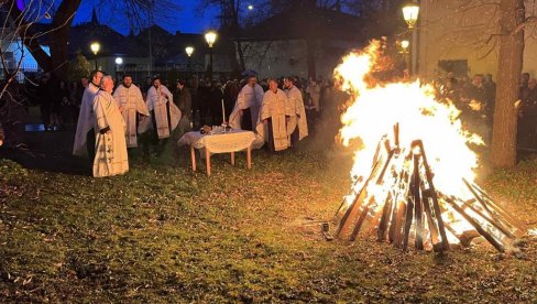 GORE BADNJACI U BANATU: Veliki broj Zrenjaninaca na svečanosti (FOTO/VIDEO) GORE BADNJACI U BANATU: Veliki broj Zrenjaninaca na svečanosti (FOTO/VIDEO)