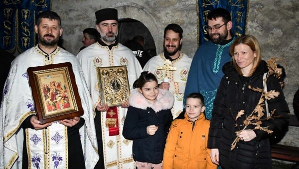 БАДЊИ ДАН У НЕГОТИНУ: Златник за Николину (ФОТО) БАДЊИ ДАН У НЕГОТИНУ: Златник за Николину (ФОТО)