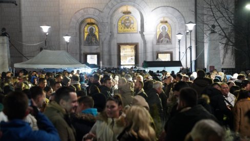 PRAVOSLAVNI VERNICI SLAVE BOŽIĆ: Počela ponoćna liturgija u Hramu svetog Save (VIDEO/FOTO) PRAVOSLAVNI VERNICI SLAVE BOŽIĆ: Počela ponoćna liturgija u Hramu svetog Save (VIDEO/FOTO)