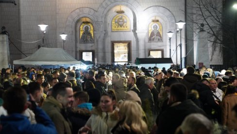 PRAVOSLAVNI VERNICI SLAVE BOŽIĆ: Počela ponoćna liturgija u Hramu svetog Save (VIDEO/FOTO)