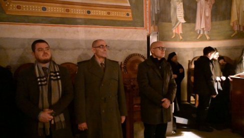 NEKA NAS RADOST BOŽIĆA PRATI KROZ ŽIVOT Ministar Vučević prisustvovao Božićnoj liturgiji u manastiru u Kovilju (FOTO) NEKA NAS RADOST BOŽIĆA PRATI KROZ ŽIVOT Ministar Vučević prisustvovao Božićnoj liturgiji u manastiru u Kovilju (FOTO)