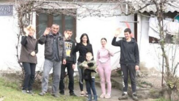 КОСОВО, ДУШО СРПСКА! Ракићевићи 33 године остају и опстају селу Вуча код Лепосавића: Имати четворо деце право је богатство (ВИДЕО) КОСОВО, ДУШО СРПСКА! Ракићевићи 33 године остају и опстају селу Вуча код Лепосавића: Имати четворо деце право је богатство (ВИДЕО)
