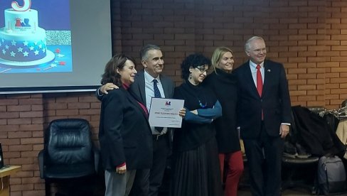 SVEČANOST NA FILOZOFSKOM: Centar za američke studije obležio pet godina rada SVEČANOST NA FILOZOFSKOM: Centar za američke studije obležio pet godina rada
