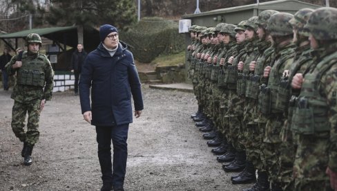 ВУЧЕВИЋ НА БОЖИЋ У КОПНЕНОЈ ЗОНИ БЕЗБЕДНОСТИ: Обишао је припаднике Војске Србије у бази „Медевце“ ВУЧЕВИЋ НА БОЖИЋ У КОПНЕНОЈ ЗОНИ БЕЗБЕДНОСТИ: Обишао је припаднике Војске Србије у бази „Медевце“