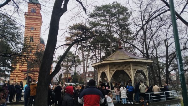 „БОЖИЋНА ВАРНИЦА“ У ПАРАЋИНУ: Вечерас паљење бадњака, сутра ломљење чеснице „БОЖИЋНА ВАРНИЦА“ У ПАРАЋИНУ: Вечерас паљење бадњака, сутра ломљење чеснице