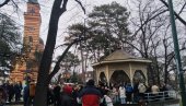 „BOŽIĆNA VARNICA“ U PARAĆINU: Večeras paljenje badnjaka, sutra lomljenje česnice „BOŽIĆNA VARNICA“ U PARAĆINU: Večeras paljenje badnjaka, sutra lomljenje česnice
