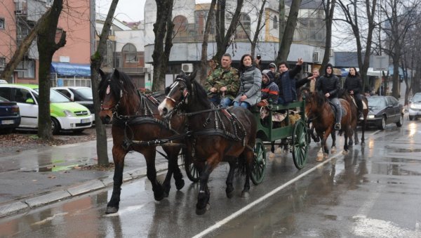 САЧУВАНА ЛЕПА ТРАДИЦИЈА: Божићни дефиле запрега и фијакера у Краљеву (ФОТО) САЧУВАНА ЛЕПА ТРАДИЦИЈА: Божићни дефиле запрега и фијакера у Краљеву (ФОТО)