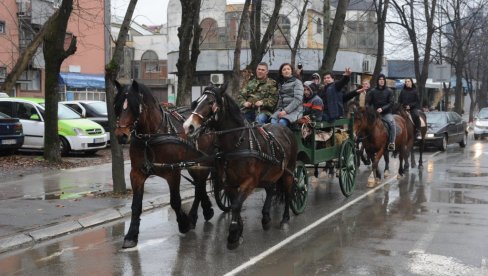 SAČUVANA LEPA TRADICIJA: Božićni defile zaprega i fijakera u Kraljevu (FOTO)