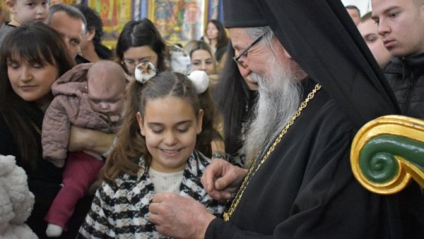 ДРУГИ ПУТ СРЕЋНЕ РУКЕ: Анастасија извукла новчић из божићне чеснице ДРУГИ ПУТ СРЕЋНЕ РУКЕ: Анастасија извукла новчић из божићне чеснице