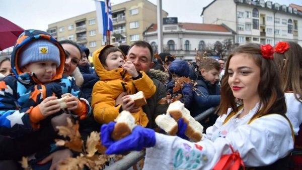 ПРАЗНИЧНО У БИЈЕЉИНИ: Чесница за Божић на тргу крила 33 златника ПРАЗНИЧНО У БИЈЕЉИНИ: Чесница за Божић на тргу крила 33 златника