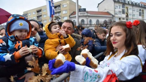 PRAZNIČNO U BIJELJINI: Česnica za Božić na trgu krila 33 zlatnika PRAZNIČNO U BIJELJINI: Česnica za Božić na trgu krila 33 zlatnika