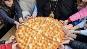 НАСТАВЉЕНЕ БОЖИЋНЕ СВЕЧАНОСТИ У БЕРАНАМА: Епископ Методије ломио чесницу са децом НАСТАВЉЕНЕ БОЖИЋНЕ СВЕЧАНОСТИ У БЕРАНАМА: Епископ Методије ломио чесницу са децом