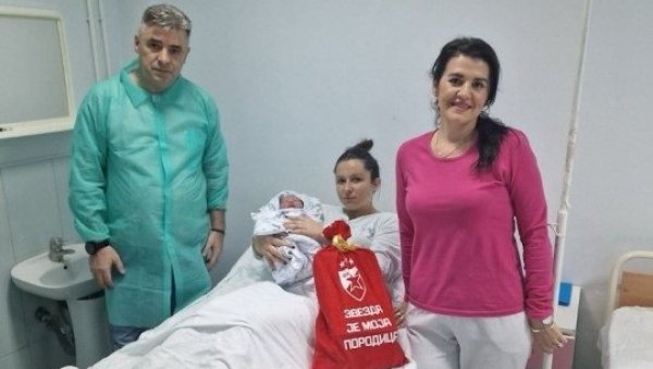 ВЕЛИКО СРЦЕ ЦРВЕНО-БЕЛИХ: Црвена звезда даровала пакетиће за бебе српским породилиштима на Космету ВЕЛИКО СРЦЕ ЦРВЕНО-БЕЛИХ: Црвена звезда даровала пакетиће за бебе српским породилиштима на Космету