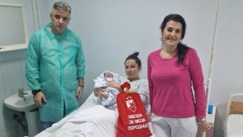 ВЕЛИКО СРЦЕ ЦРВЕНО-БЕЛИХ: Црвена звезда даровала пакетиће за бебе српским породилиштима на Космету ВЕЛИКО СРЦЕ ЦРВЕНО-БЕЛИХ: Црвена звезда даровала пакетиће за бебе српским породилиштима на Космету