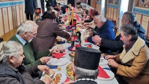 BOŽIĆNA TRPEZA ZA SIROMAŠNE: U Narodnoj kuhinji Eparhije bačke za tri godine spremljeno 100 hiljada obroka BOŽIĆNA TRPEZA ZA SIROMAŠNE: U Narodnoj kuhinji Eparhije bačke za tri godine spremljeno 100 hiljada obroka