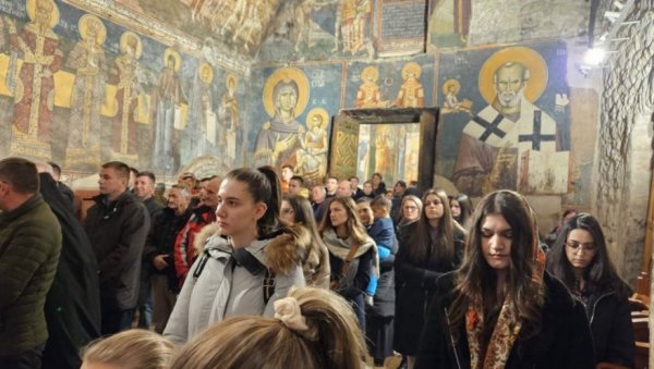 БОЖИЋ МЕЂУ ВАСКОЛИКИМ СРБИМА: Широм земље и расејања прослављен најрадоснији хришћански празник (ФОТО) БОЖИЋ МЕЂУ ВАСКОЛИКИМ СРБИМА: Широм земље и расејања прослављен најрадоснији хришћански празник (ФОТО)