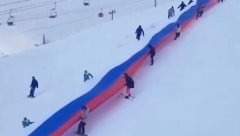 „VELIČANSTVEN PRIZOR NA JAHORINI“: Zavijorila se trobojka duga nekoliko stotina metara (VIDEO) „VELIČANSTVEN PRIZOR NA JAHORINI“: Zavijorila se trobojka duga nekoliko stotina metara (VIDEO)