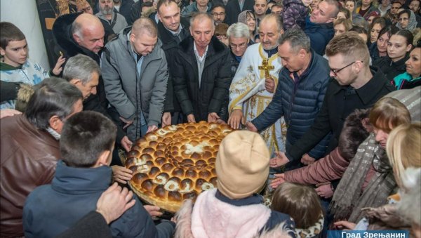 ГРАДОНАЧЕЛНИК ПРЕУЗЕО КУМСТВО: У Зрењанину уз ломљење чеснице и литургију обележен Божић (ФОТО) ГРАДОНАЧЕЛНИК ПРЕУЗЕО КУМСТВО: У Зрењанину уз ломљење чеснице и литургију обележен Божић (ФОТО)