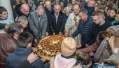 GRADONAČELNIK PREUZEO KUMSTVO: U Zrenjaninu uz lomljenje česnice i liturgiju obeležen Božić (FOTO)