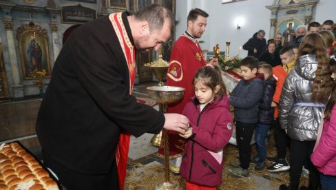 ZLATNIK I DVA SREBRNJAKA U ČESNICI: Meštani Žitišta na tradicionalan način obeležili Božić