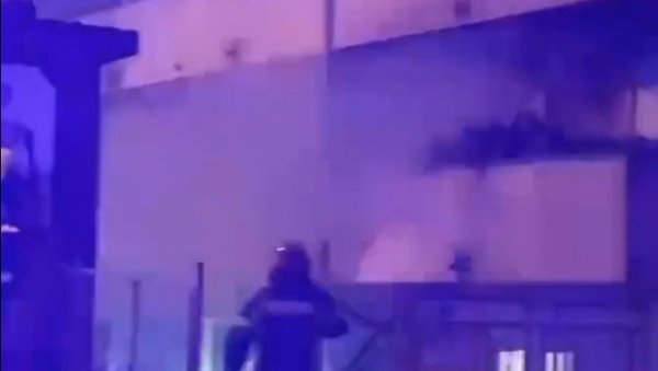 ИЗВУКЛИ ЖЕНУ ИЗ ПЛАМЕНА: Детаљи пожара у Раковици, ватрогасци развалили врата и спасли је (ВИДЕО) ИЗВУКЛИ ЖЕНУ ИЗ ПЛАМЕНА: Детаљи пожара у Раковици, ватрогасци развалили врата и спасли је (ВИДЕО)