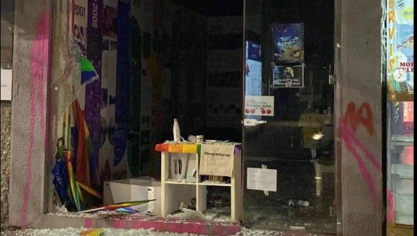 ДЕМОЛИРАН ПРАЈД ЦЕНТАР У БЕОГРАДУ: Објављен снимак напада, маскирани мушкарац шутира излог локала (ФОТО/ ВИДЕО) ДЕМОЛИРАН ПРАЈД ЦЕНТАР У БЕОГРАДУ: Објављен снимак напада, маскирани мушкарац шутира излог локала (ФОТО/ ВИДЕО)