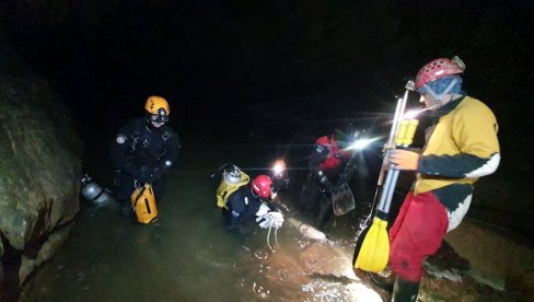 EVAKUACIJA NEMOGUĆA DO JUTRA: Drama u Sloveniji, petoro ljudi od juče zarobljeno u pećini, porastao nivo vode  (FOTO/VIDEO)