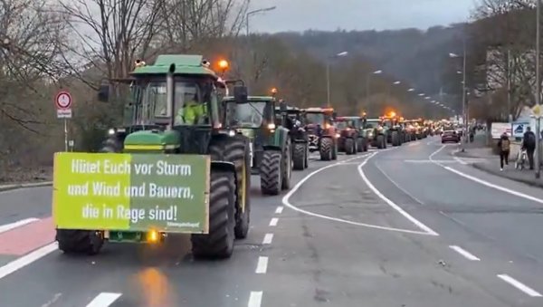 НАЈВЕЋИ ПРОТЕСТИ У ПОСЛЕРАТНОЈ ИСТОРИЈИ: Пољопривредници блокирали Немачку, хаос на све стране, безбедносне службе у страху (ФОТО/ВИДЕО) НАЈВЕЋИ ПРОТЕСТИ У ПОСЛЕРАТНОЈ ИСТОРИЈИ: Пољопривредници блокирали Немачку, хаос на све стране, безбедносне службе у страху (ФОТО/ВИДЕО)
