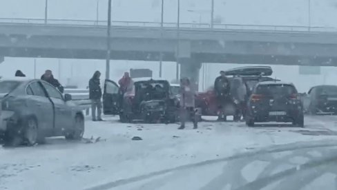 SNEG DONEO HAOS NA PUTEVE U SRBIJI: Još jedna saobraćajka - automobili smrskani, kamion izleteo sa puta (VIDEO) SNEG DONEO HAOS NA PUTEVE U SRBIJI: Još jedna saobraćajka - automobili smrskani, kamion izleteo sa puta (VIDEO)