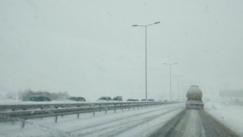 HAOS NA AUTO-PUTU KOD RUMSKE PETLJE: Veliki lančani sudar, kilometarske kolone, sve zavejano (FOTO/VIDEO) HAOS NA AUTO-PUTU KOD RUMSKE PETLJE: Veliki lančani sudar, kilometarske kolone, sve zavejano (FOTO/VIDEO)