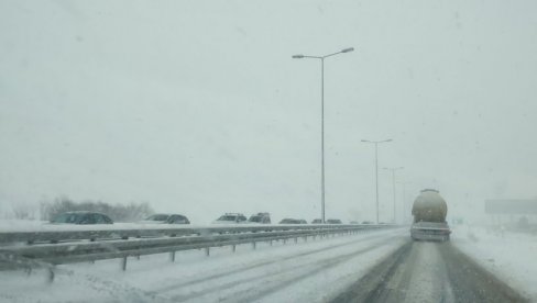 HAOS NA AUTO-PUTU KOD RUMSKE PETLJE: Veliki lančani sudar, kilometarske kolone, sve zavejano (FOTO/VIDEO)