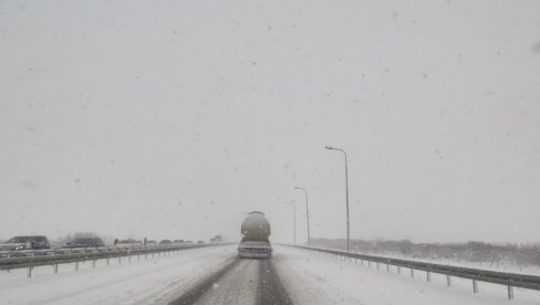 VOZAČI, BUDITE OPREZNI: Sneg prekrio ove putne deonice, saobraćaj otežan
