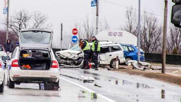 ПРАЗНИЦИ ДОНЕЛИ НОВЕ ЖРТВЕ: Саобраћајне несреће се нижу као на траци, многе из смрсканих кола извлачили ватрогасци (ФОТО)