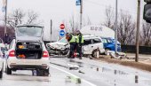 ПРАЗНИЦИ ДОНЕЛИ НОВЕ ЖРТВЕ: Саобраћајне несреће се нижу као на траци, многе из смрсканих кола извлачили ватрогасци (ФОТО)