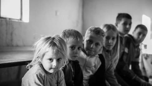 NJIH JE OSMORO A KREVETA DVA: Osmočlana porodica Radivojević u selu Trnjana teško živi
