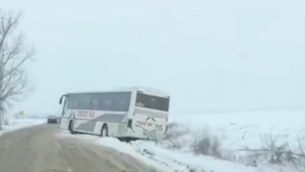 АУТОБУС СЛЕТЕО СА ПУТА: Саобраћајна несрећа на путу Врдник‒Рума (ВИДЕО) АУТОБУС СЛЕТЕО СА ПУТА: Саобраћајна несрећа на путу Врдник‒Рума (ВИДЕО)
