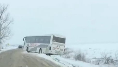 AUTOBUS SLETEO SA PUTA: Saobraćajna nesreća na putu Vrdnik‒Ruma (VIDEO) AUTOBUS SLETEO SA PUTA: Saobraćajna nesreća na putu Vrdnik‒Ruma (VIDEO)