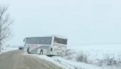 AUTOBUS SLETEO SA PUTA: Saobraćajna nesreća na putu Vrdnik‒Ruma (VIDEO)