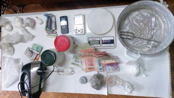 УХАПШЕНИ СМЕДЕРЕВЦИ ЗБОГ ДРОГЕ: Полиција у стану нашла 2,7 килограма спида УХАПШЕНИ СМЕДЕРЕВЦИ ЗБОГ ДРОГЕ: Полиција у стану нашла 2,7 килограма спида