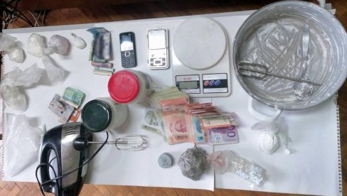 УХАПШЕНИ СМЕДЕРЕВЦИ ЗБОГ ДРОГЕ: Полиција у стану нашла 2,7 килограма спида УХАПШЕНИ СМЕДЕРЕВЦИ ЗБОГ ДРОГЕ: Полиција у стану нашла 2,7 килограма спида