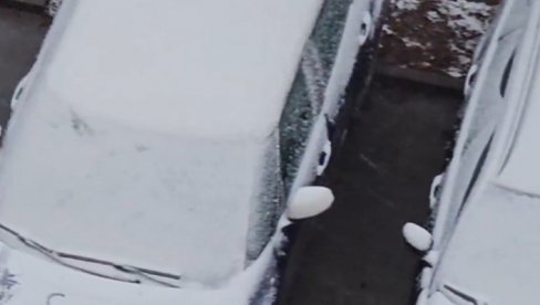 NESVAKIDAŠNJI PRIZOR: Osim po snegu, meštani Karaburme će ovo jutro pamtiti i po neobičnim porukama (VIDEO) NESVAKIDAŠNJI PRIZOR: Osim po snegu, meštani Karaburme će ovo jutro pamtiti i po neobičnim porukama (VIDEO)