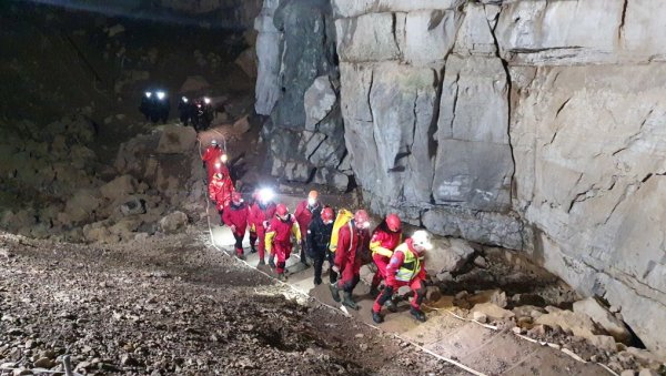 ПЕТ ОСОБА СПАСЕНО ИЗ КРИЖНЕ ЈАМЕ У СЛОВЕНИЈИ: Успела акција спасавања (ФОТО)